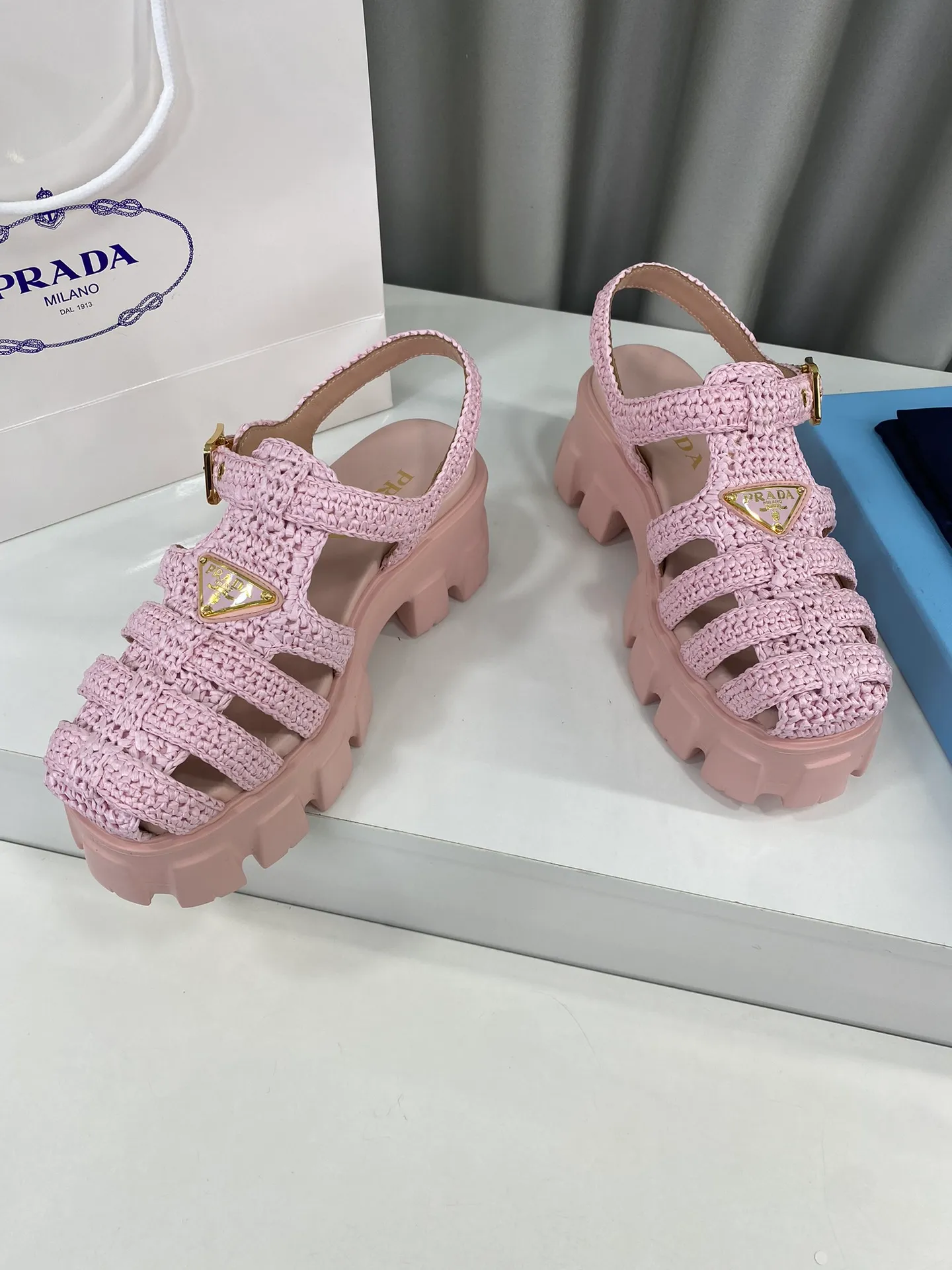 👟👟Ex-factory price 600👟👟 Prada’s latest bamboo cage weaving thick-soled triangle buckle sandals☑️ Latest environmentally friendly PP material, fully handmade crochet, just like knitting sweaters, slow work and meticulous work, retro fashionable thick-soled shoes, with woven uppers, making the whole pair of shoes light and comfortable, bright colors, satisfying a variety of choices for fashionable people with different styles! The iconic metal triangle logo is paired with the shape of ancient beach sandals. Every design element is fashionable! Size: Women's 35-39 (34, 40, custom-made, non-returnable) Full set of counter original packaging